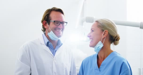 Dentista che parla con assistente dentale — Video Stock