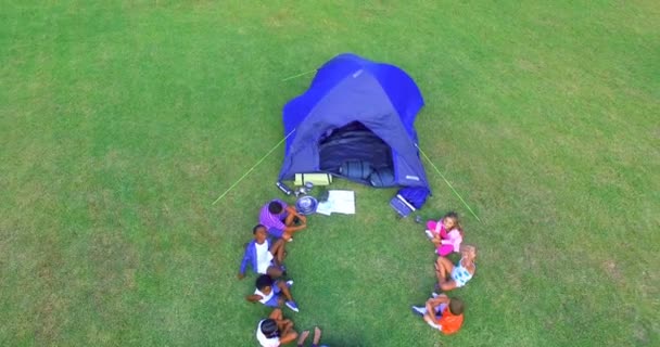 Çocuklar parkta birlikte eğleniyor — Stok video