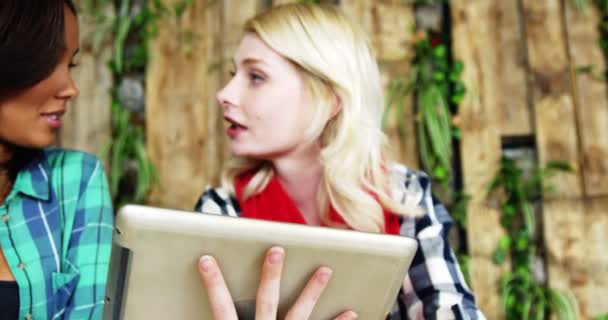 Amigos interagindo enquanto estiver usando tablet — Vídeo de Stock