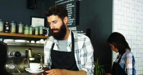 Camarero sosteniendo una taza de café negro — Vídeos de Stock