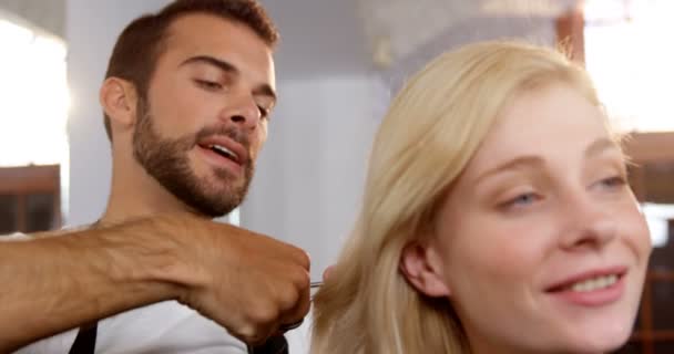 Femme se faire couper les cheveux avec des ciseaux — Video