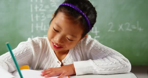 Colegiala haciendo la tarea — Vídeos de Stock