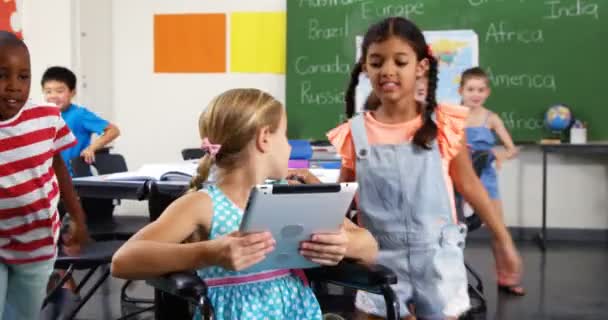 Φορητούς schoolkids χρησιμοποιώντας ψηφιακό tablet — Αρχείο Βίντεο