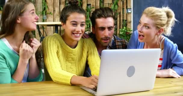 Vrienden met behulp van de laptop terwijl het hebben van koffie — Stockvideo