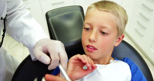 Doente assustado durante um check-up dentário — Vídeo de Stock