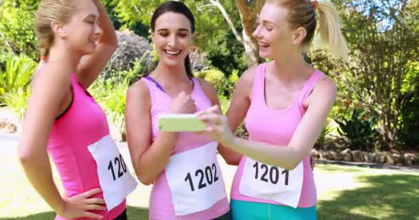 Atleta mujeres tomando un selfie — Vídeo de stock