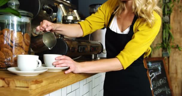 Camarera vertiendo leche fresca en tazas — Vídeos de Stock