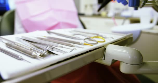 Tandheelkundige hulpmiddel in tandheelkundige kliniek — Stockvideo