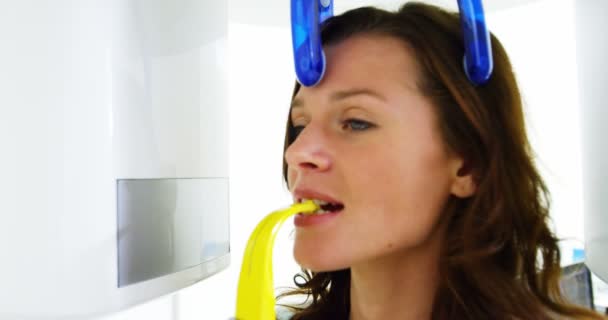 Пацієнт отримує стоматологічне лікування — стокове відео