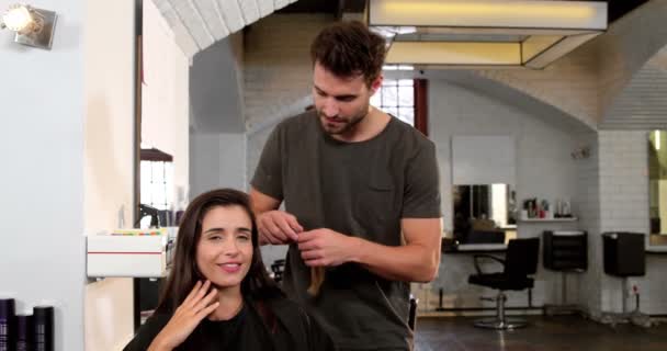 Male hairstylist styling customers hair — Stock Video