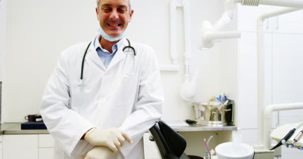 Dentista sorridente in piedi in clinica dentale — Video Stock