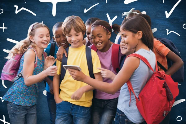 Pupilas lindas usando teléfono móvil — Foto de Stock