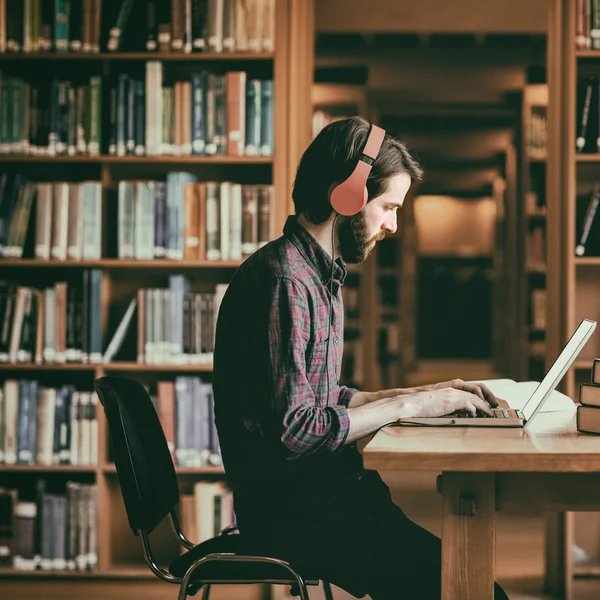 Hipster student som studerar i biblioteket — Stockfoto