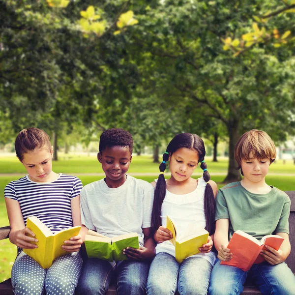 Παιδιά ανάγνωση βιβλίων στο πάρκο — Φωτογραφία Αρχείου