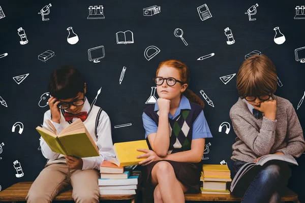 Crianças da escola lendo livros — Fotografia de Stock