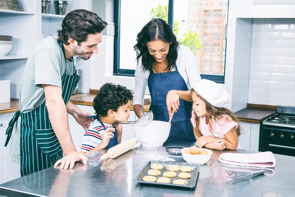 Famiglia che cucina biscotti insieme — Foto Stock