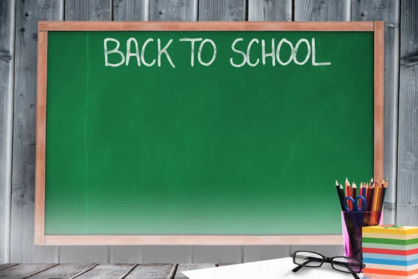 Terug naar school bericht tegen blackboard — Stockfoto