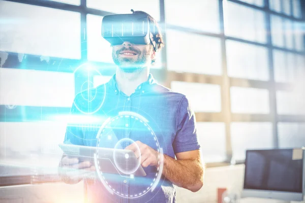 Führungskraft im Virtual-Reality-Headset — Stockfoto