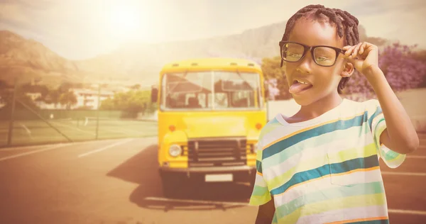 Junge mit Brille gegen Bus — Stockfoto