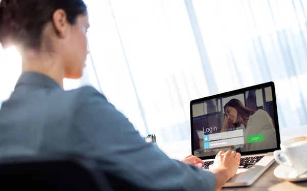 Geschäftsfrau tippt auf Laptop — Stockfoto