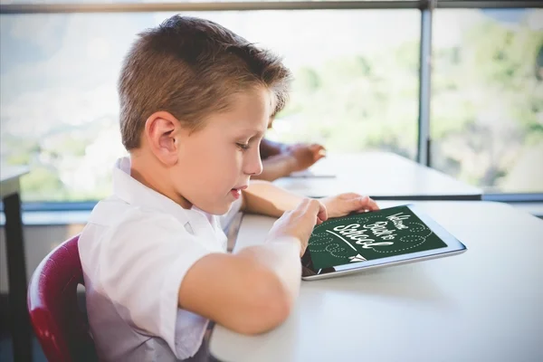 Junge nutzt digitales Tablet — Stockfoto