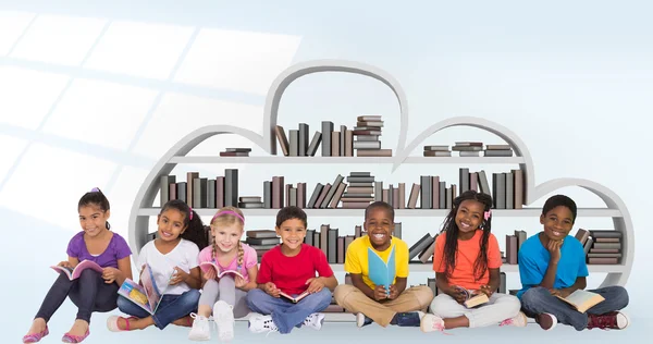 Alumnos de primaria leyendo libros — Foto de Stock