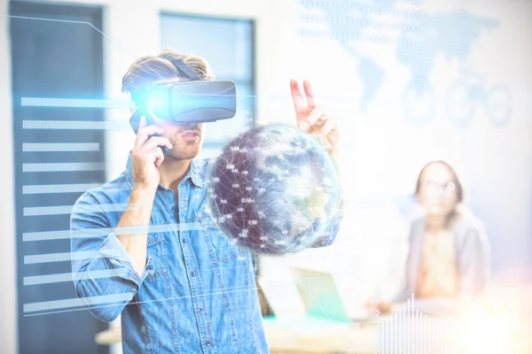 Ejecutivo empresarial utilizando la realidad virtual — Foto de Stock