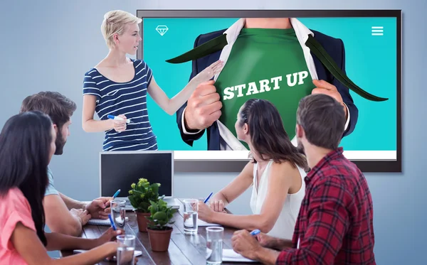 Affärskvinna ger presentation till kollegor — Stockfoto