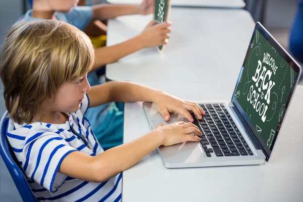 Niños usando computadoras portátiles — Foto de Stock