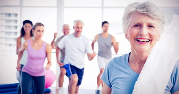 Kvinna med personer som tränar i gym — Stockfoto