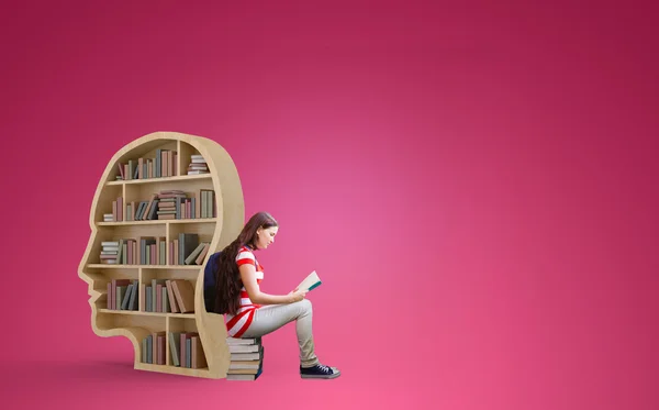 Libro de lectura de estudiantes en la biblioteca — Foto de Stock