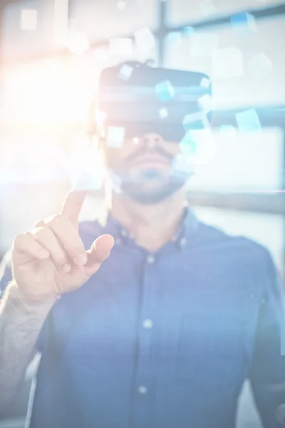 Dirigente d'azienda utilizzando la realtà virtuale — Foto Stock