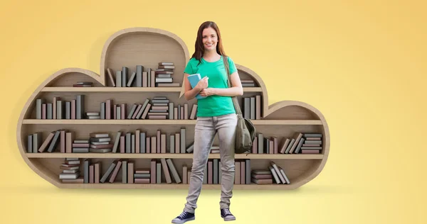 Studentin lächelt in Bibliothek in die Kamera — Stockfoto