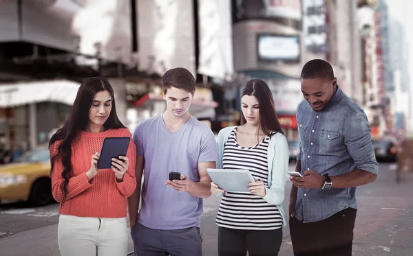 Equipo creativo mirando teléfonos y tabletas — Foto de Stock