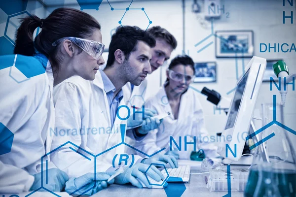 Pesquisadores olhando para a tela do computador em laboratório — Fotografia de Stock