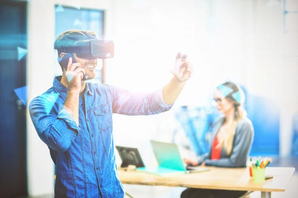 Omul care folosește căști de realitate virtuală — Fotografie, imagine de stoc