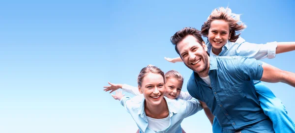 Gelukkige ouders met kinderen — Stockfoto