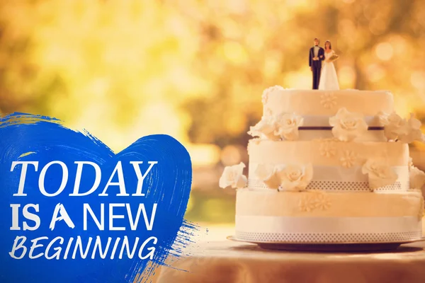 Heykelcik çift düğün pastası üzerinde — Stok fotoğraf