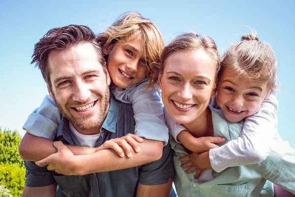 Des parents heureux avec des enfants — Photo