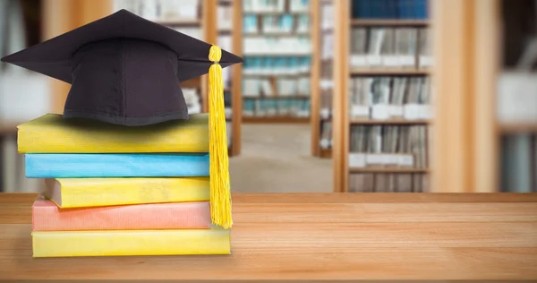 Tablero de mortero contra biblioteca — Foto de Stock