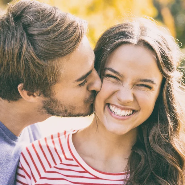 かわいいカップルが公園でキス — ストック写真