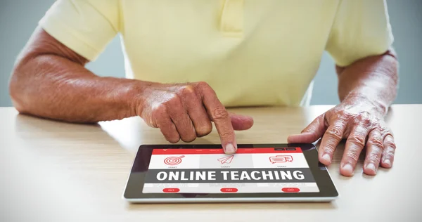 Uomo anziano utilizzando tablet digitale — Foto Stock