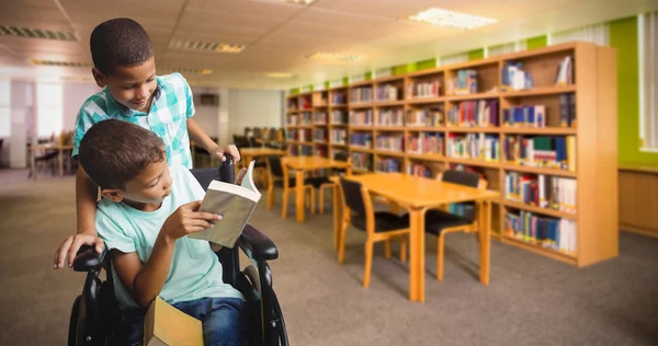 Jongen rolstoel te duwen tijdens het lezen van boek — Stockfoto