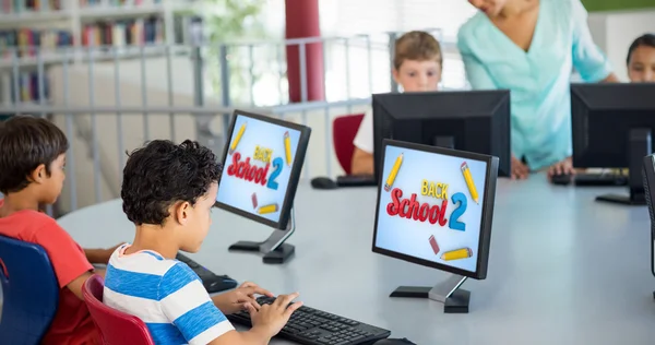 Niños que usan computadoras como enseñanza de maestros — Foto de Stock
