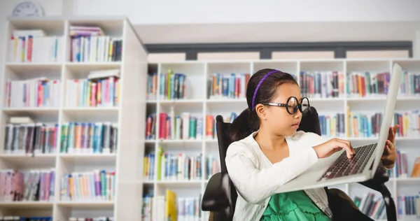 Chica escribiendo en el ordenador portátil mientras está sentado —  Fotos de Stock