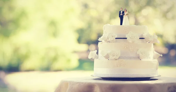 Figurine couple on wedding cake — Stock Photo, Image