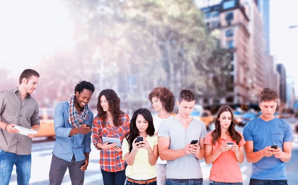 Mensen staan en met mobiele apparaten — Stockfoto