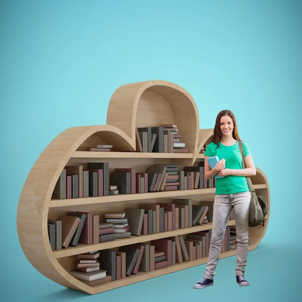 Estudante sorrindo para a câmera na biblioteca — Fotografia de Stock