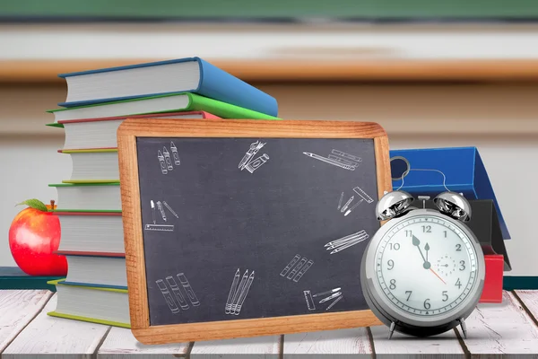 Schoolbord tegen houten planken — Stockfoto