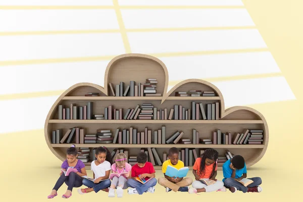 책을 읽는 초등 학생 — 스톡 사진